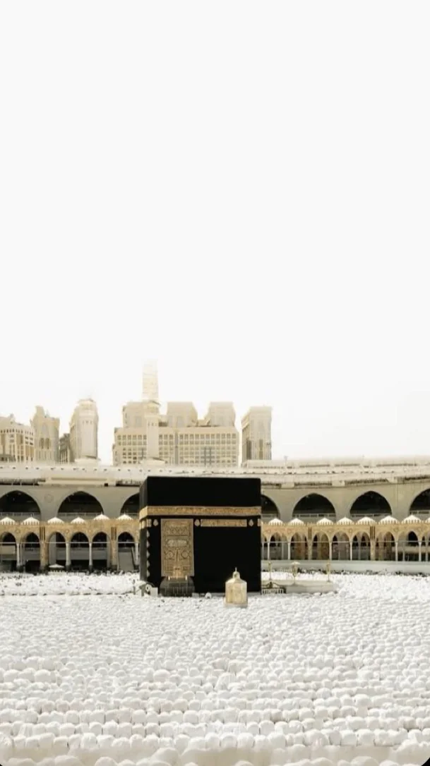 Pèlerins rassemblés devant la Kaaba à La Mecque