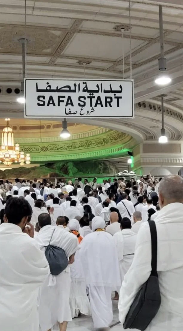 Pèlerins près du panneau indiquant le départ de Safa
