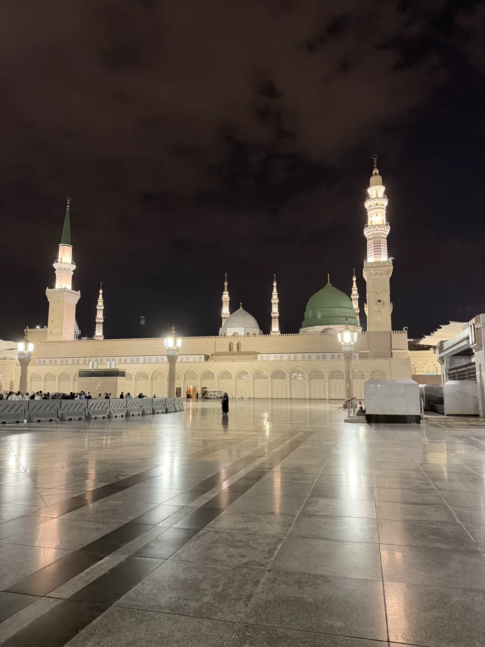 La mosquée du Prophète à Médine illuminée de nuit
