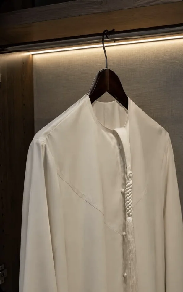 Qamis blanc suspendu à un cintre