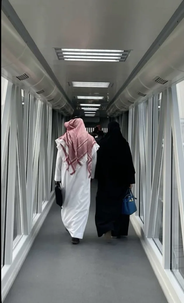 Voyageurs dans une passerelle d’embarquement